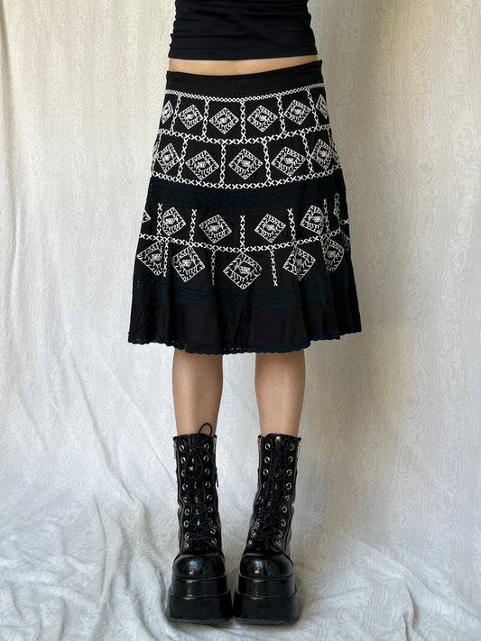 Vintage 00s Boho Black Knee Skirt w Embroidery (M)