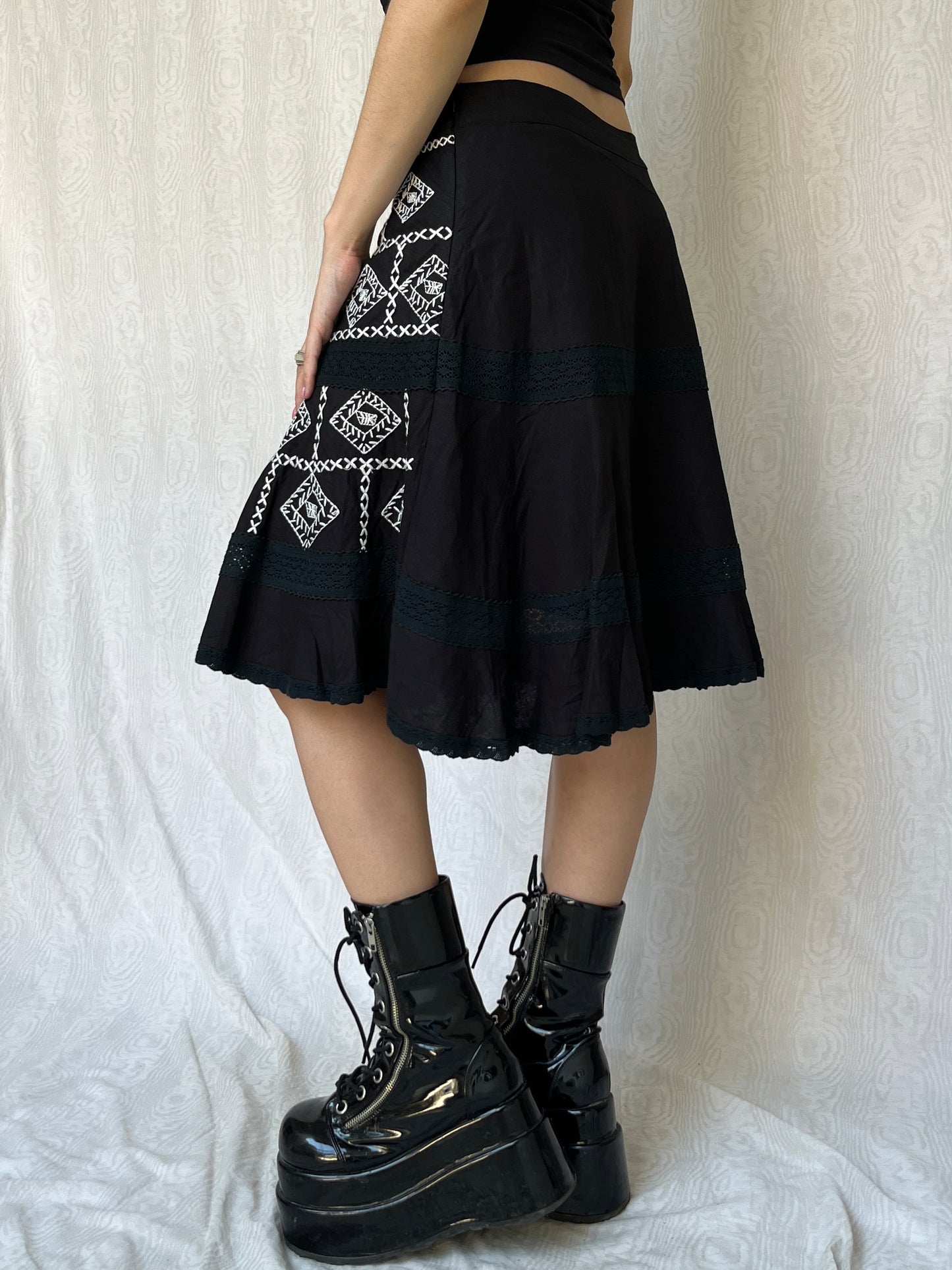 Vintage 00s Boho Black Knee Skirt w Embroidery (M)