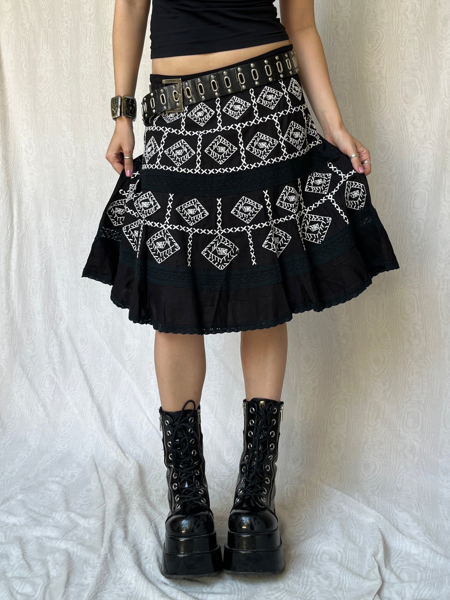 Vintage 00s Boho Black Knee Skirt w Embroidery (M)